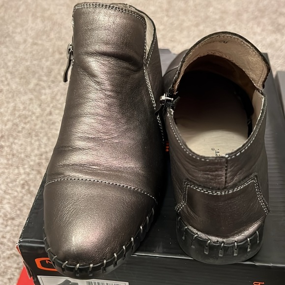 Green Bernie Mev.Size 36.Memory foam short boots. Good condition.Comfortable. - Picture 4 of 5